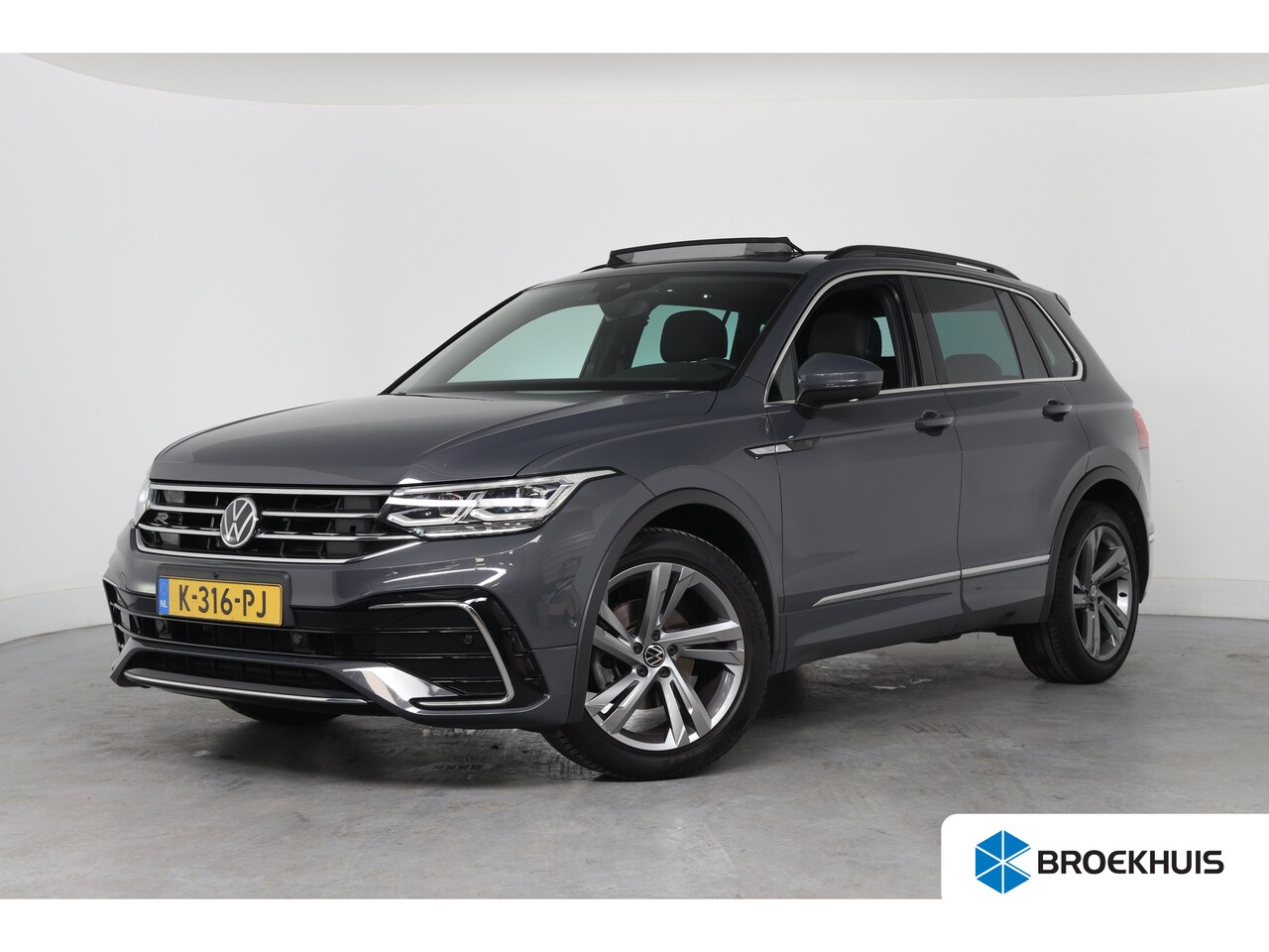 Volkswagen Tiguan - 1.5 TSI R-Line | 1e Eigenaar! | Open Dak | IQ Light | Virtual | Stoel/Stuur Verwarming | N - AutoWereld.nl