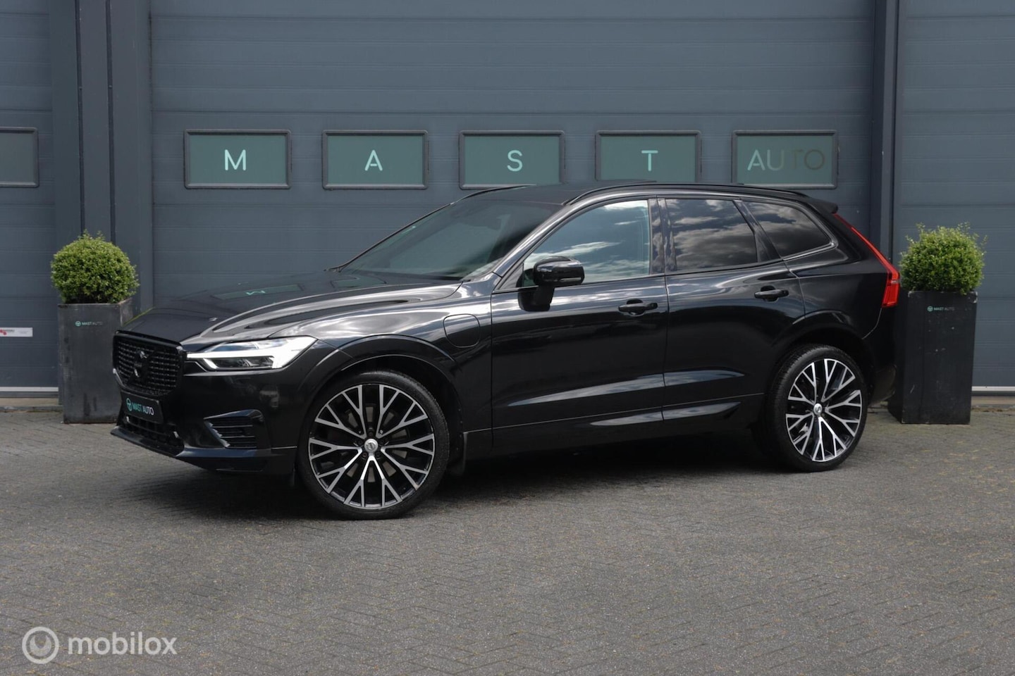 Volvo XC60 - 2.0 T8 Twin Engine AWD R-Design|HUD|Pano|Camera|Stuurverwarming| - AutoWereld.nl