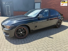 BMW 3-serie - 320D BLACK EDITION 2014/NAP ORG NL/AUTOMAAT/BREEDBEELD NAVI/SPORTSTOELEN/SLEUTELS EN BOEKE