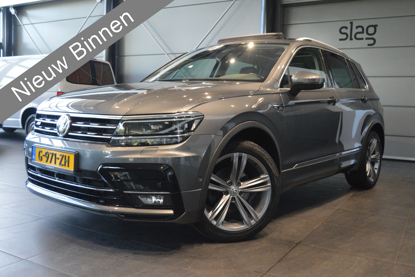 Volkswagen Tiguan - 1.5 TSI ACT R-LINE navi camera pano leer trekhaak !! - AutoWereld.nl