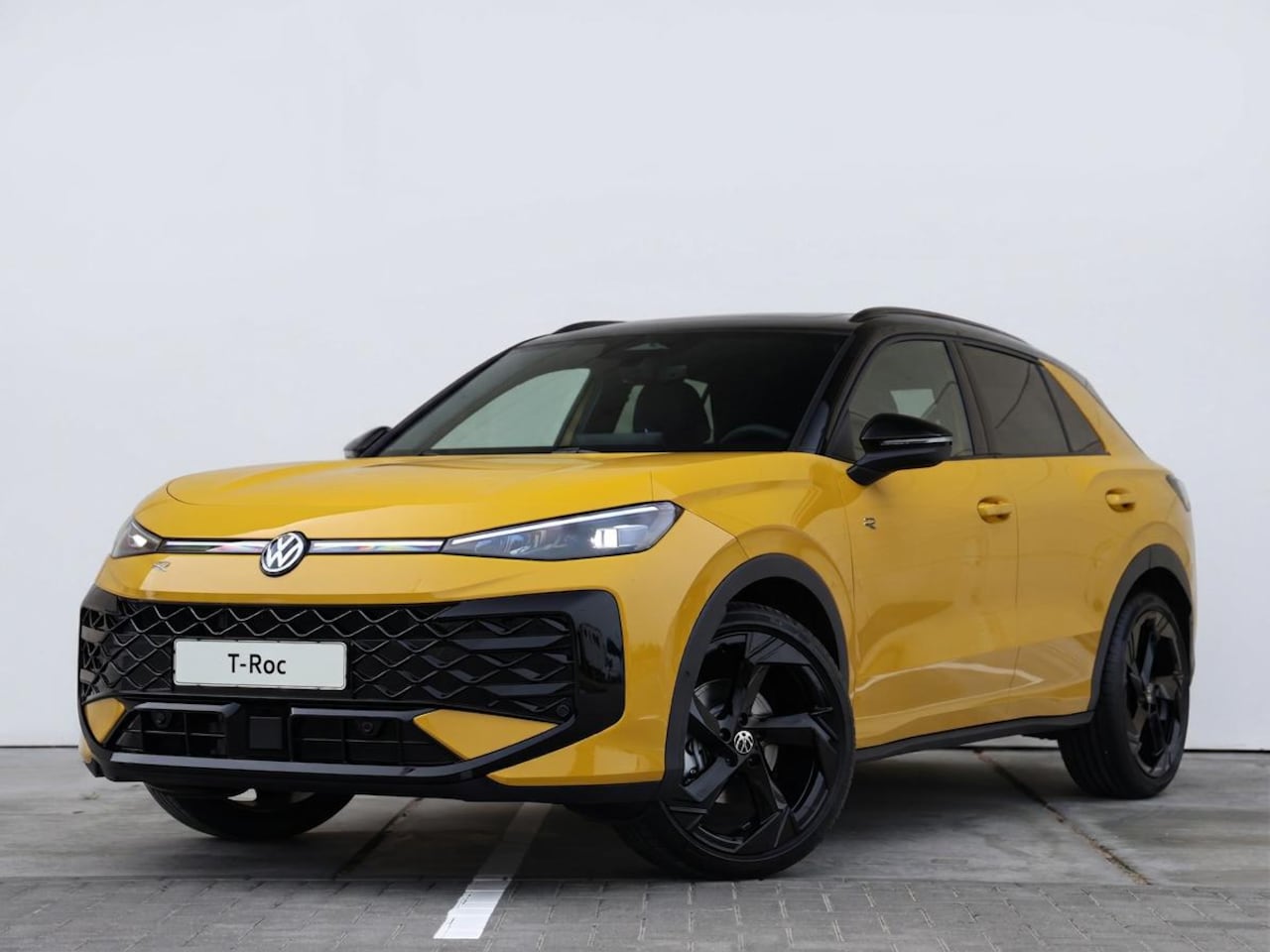 Volkswagen T-Roc - R-Line First Edition 1.5 eTSI 110 kW / 150 PK SUV | Panoramadak | Trekhaak | Matrix | Harm - AutoWereld.nl