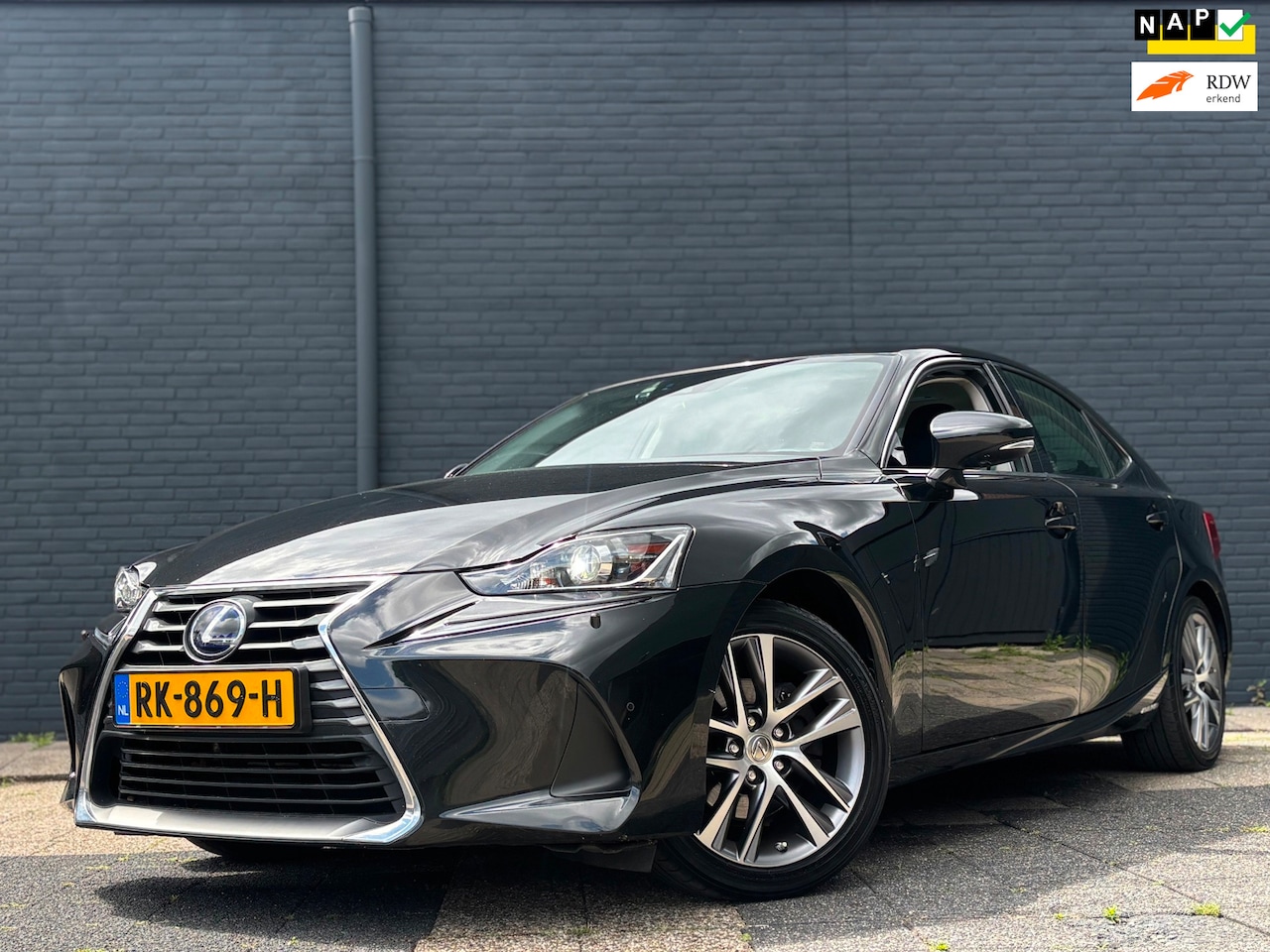 Lexus IS - 300h Hybrid Business Line | Navigatie | Camera | Dealer Onderhouden - AutoWereld.nl