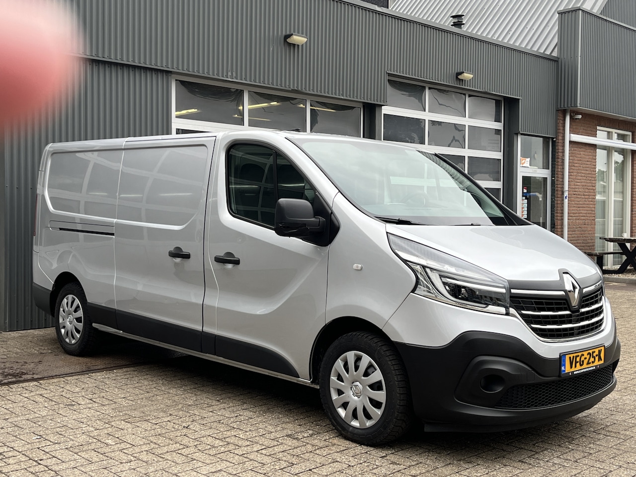 Renault Trafic - 2.0 dCi 120pk L2H1 Airco Cruise control Trekhaak 2000kg trekgewicht Parkeersensoren achter - AutoWereld.nl
