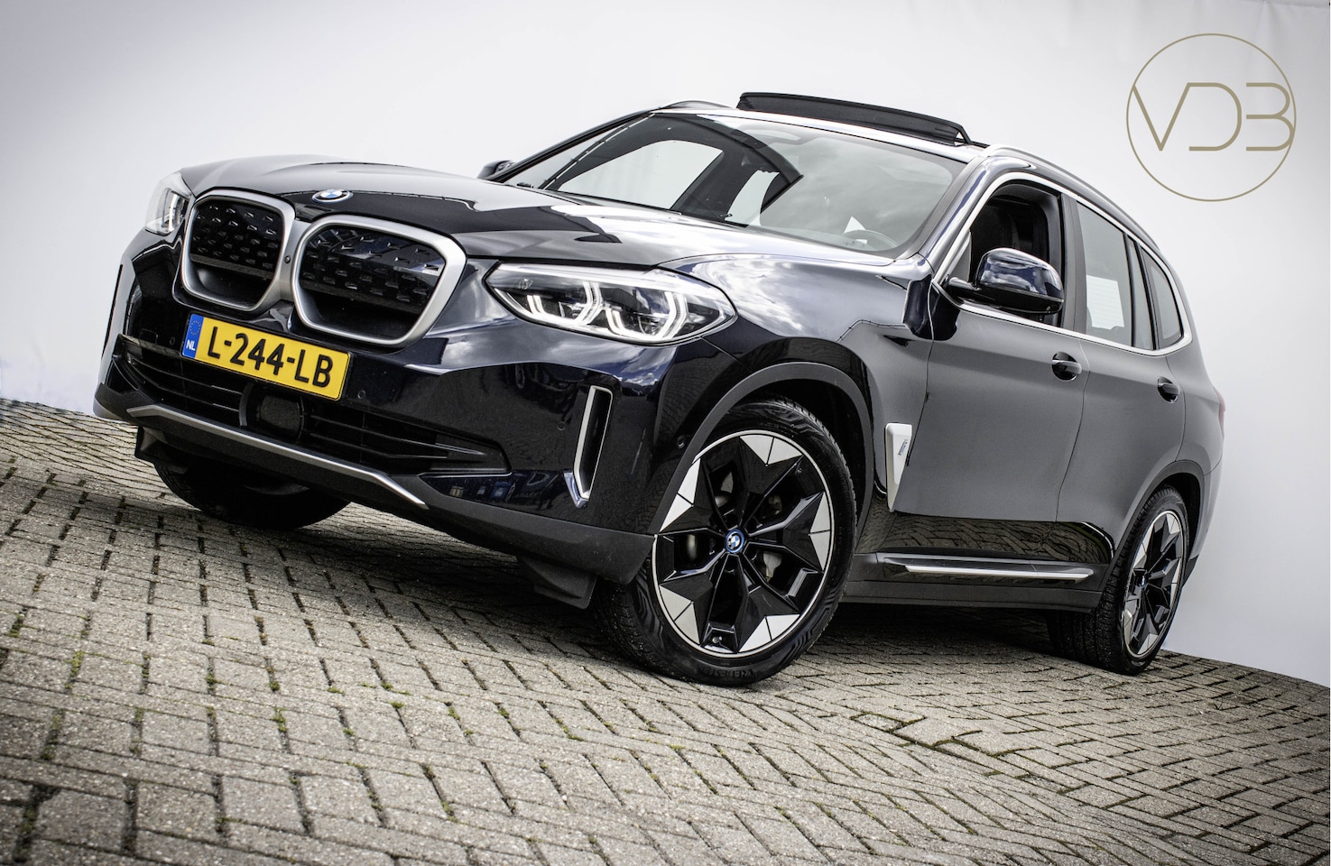BMW iX3 - High Executive 80 kWh PANO TREKHAAK LEER HARMAN KARDON 360GR CAM - AutoWereld.nl