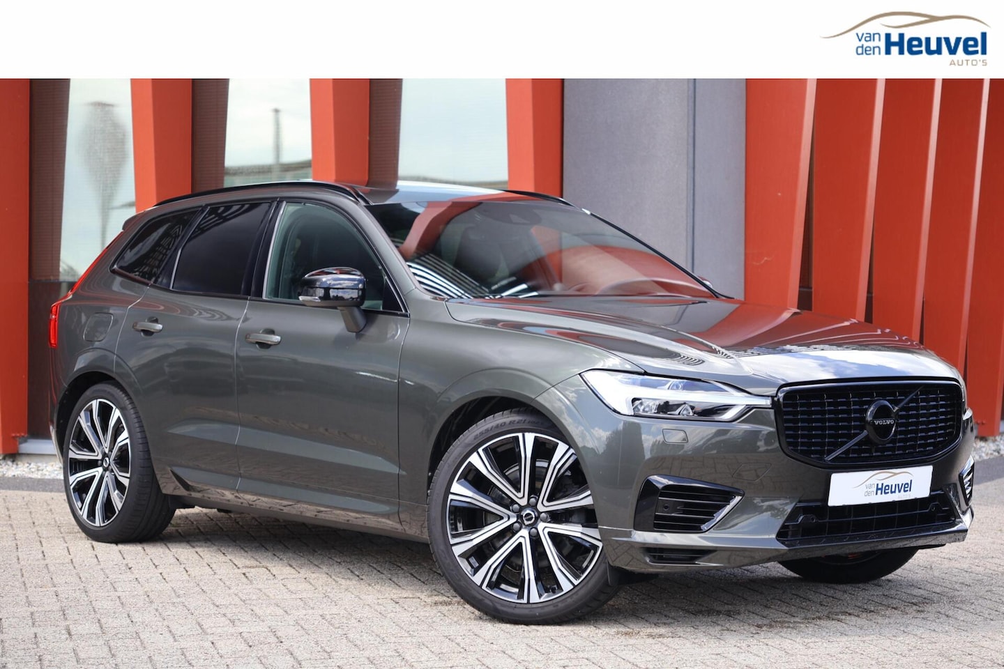 Volvo XC60 - T8 Recharge AWD R-Design | Stoelverwarming | Trekhaak | Leder | B&W | HUD | Luchtvering | - AutoWereld.nl