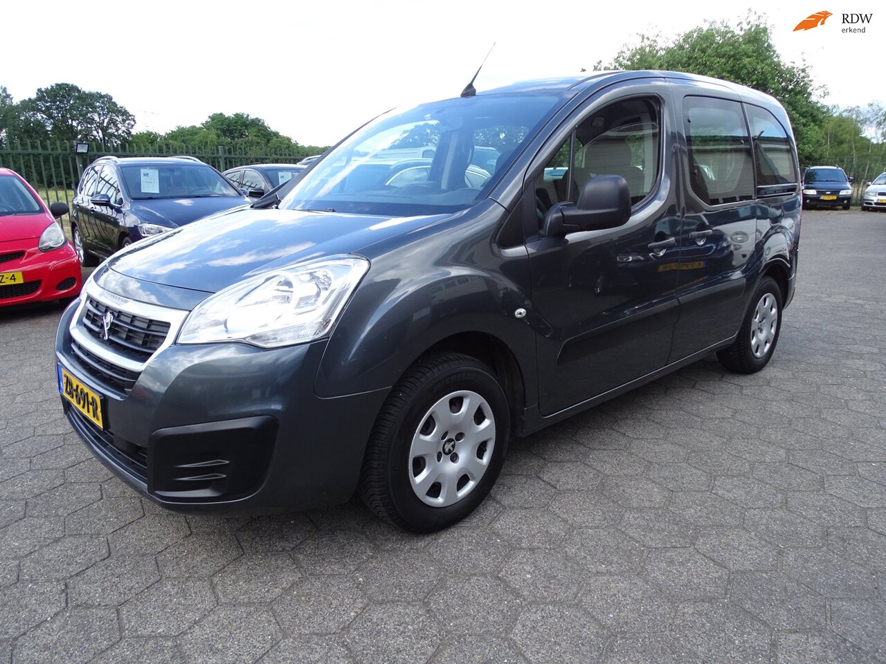 Peugeot Partner Tepee - 1.2 PureTech Allure AIRCO/NAV/BT/CRUISE - AutoWereld.nl