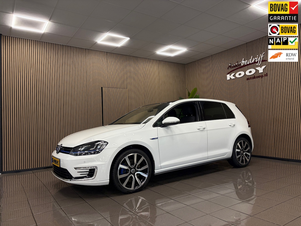 Volkswagen Golf - 1.4 TSI GTE * Automaat / NL auto / Panorama dak / Nw staat * - AutoWereld.nl