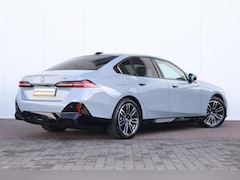 BMW i5 - eDrive40 84 kWh | M-Sport Pakket | Pano Dak | Trekhaak | Harman Kardon | Driving Assistant