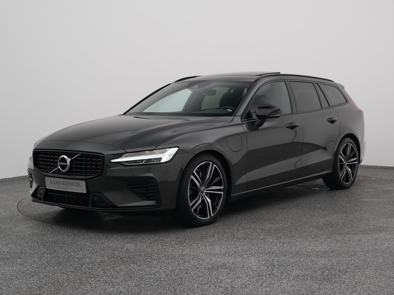 Volvo V60 - 2.0 T6 Recharge AWD R-Design | PANO | CAMERA | H&K | LEDER - AutoWereld.nl