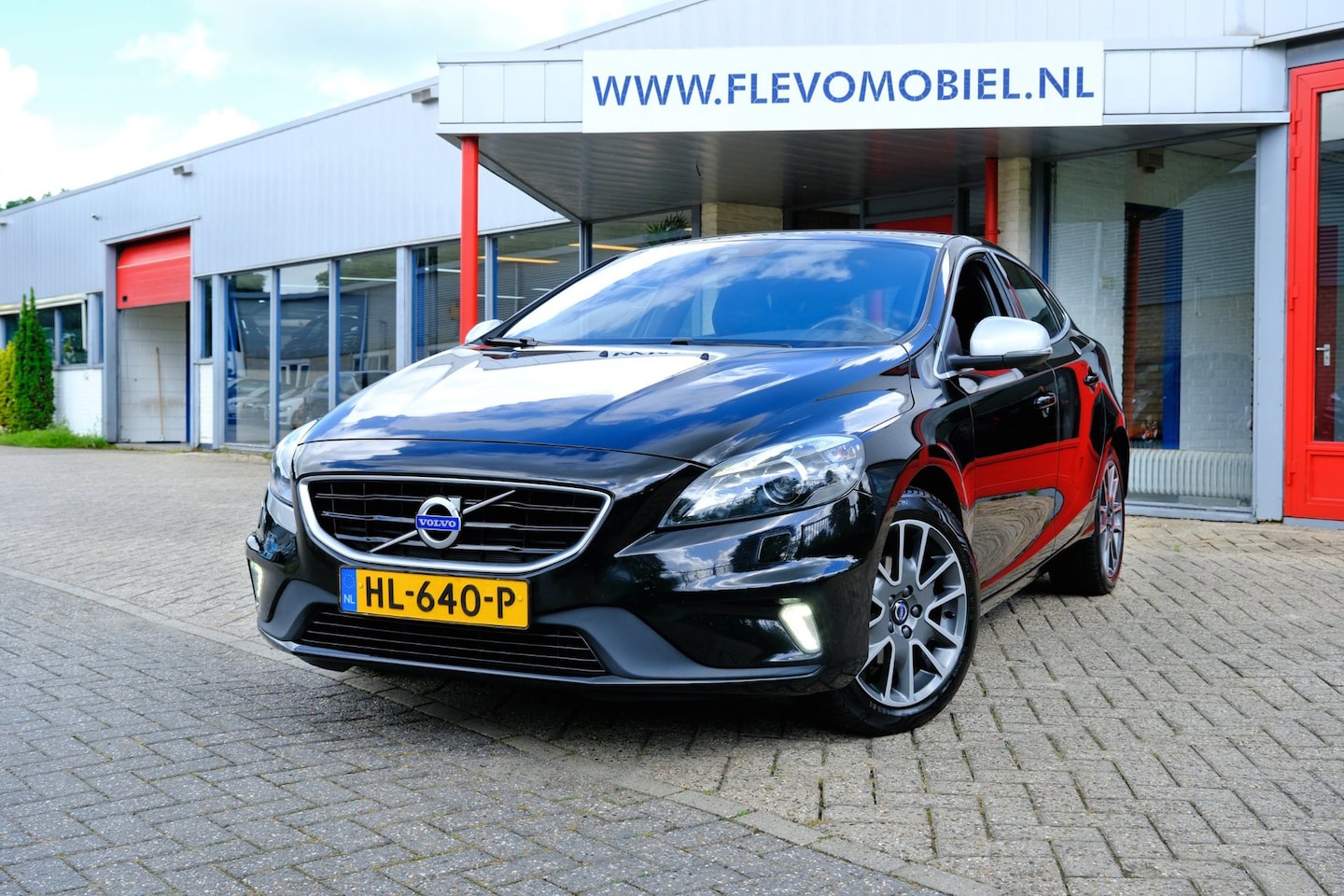 Volvo V40 - 2.0 D2 R-Design Navi|Leder-Alcantara|Clima|LMV - AutoWereld.nl