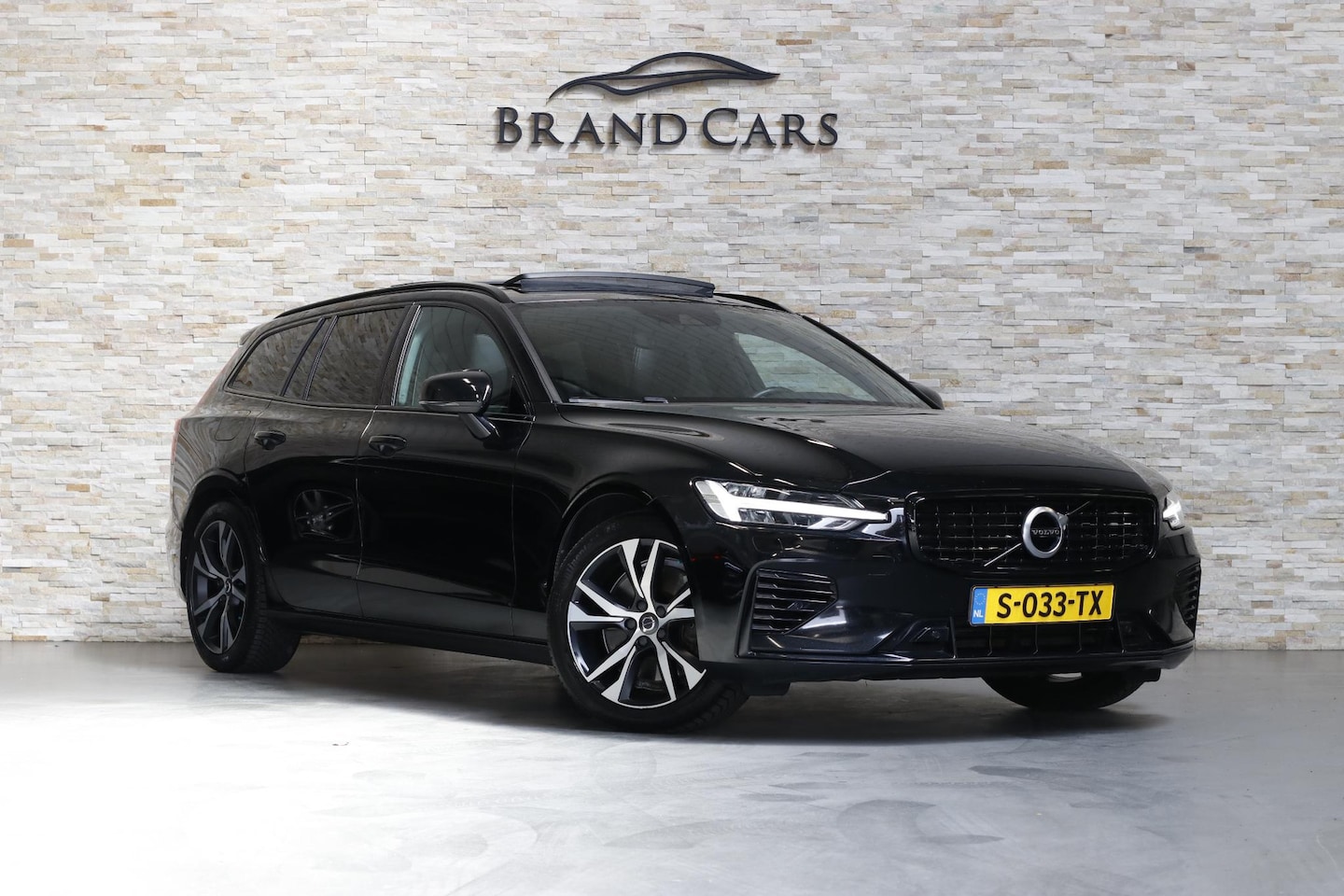 Volvo V60 - 2.0 T8 Twin Engine AWD R-Design | Adaptive cruise | Trekhaak | Stoelverw. V+A | Carplay | - AutoWereld.nl