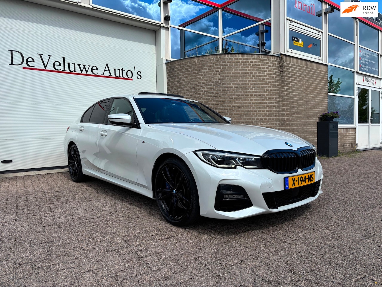 BMW 3-serie - 330e High Executive M-sport|PANO|HUD|LED|ACC - AutoWereld.nl
