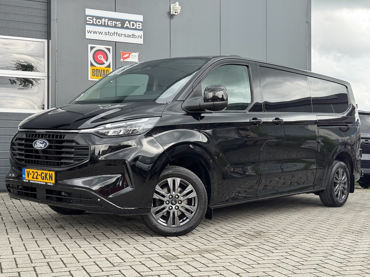 Ford Transit Custom - 2.0 TDCI 136pk L2H1 Limited AUT | L+R SCHUIF | Elektr. Trekhaak | Navi | CarPlay | 17 inch - AutoWereld.nl