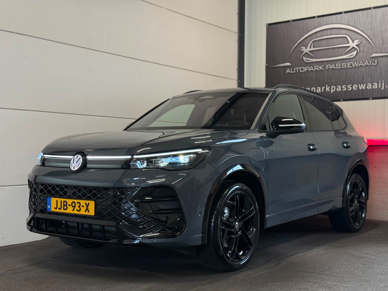 Volkswagen Tiguan - 1.5 eHybrid R-Line Edition Pano, ACC, IQ, Apple Carplay, Massage, Stoelverwarming, Sfeerve - AutoWereld.nl