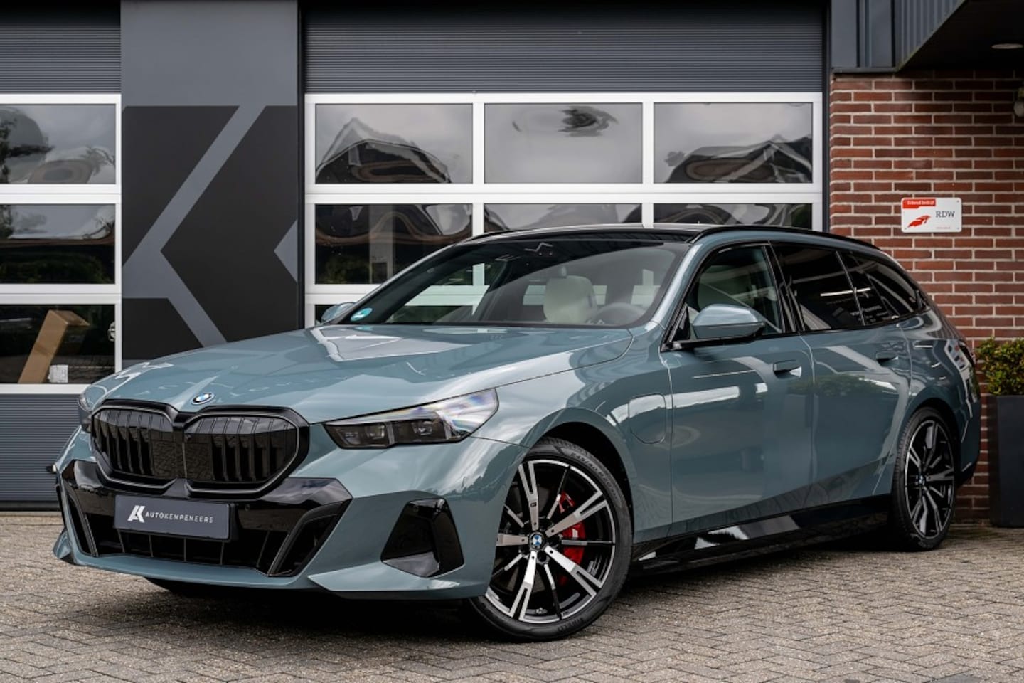 BMW 5-serie Touring - 550e xDrive M Sport Pro | Panorama | Stoelventilatie | Bowers & Wilkins | Driving Ass. Pro - AutoWereld.nl