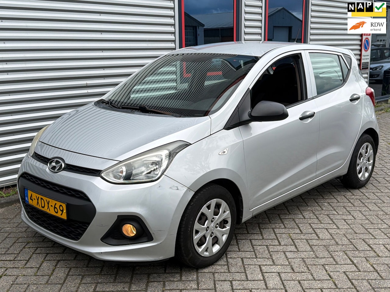 Hyundai i10 - 1.0i i-Motion 5 Deurs Airco - AutoWereld.nl