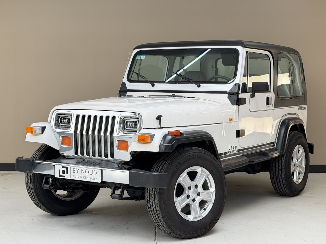 Jeep Wrangler - 2.5 Softtop Laredo, 107Pk, 1990, Trekhaak, Lichtmetalen velgen, LED koplampen, Historie - AutoWereld.nl
