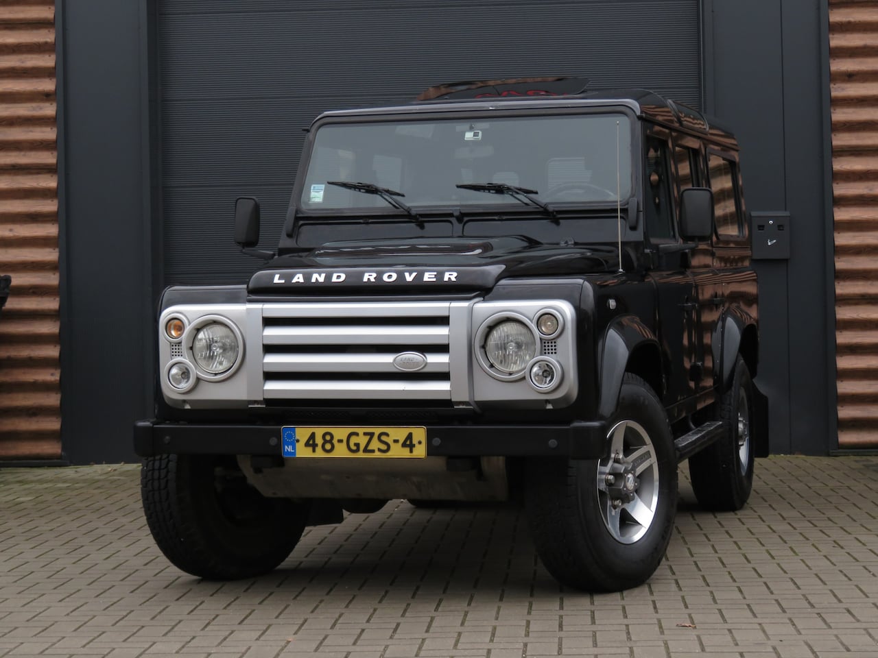 Land Rover Defender 110 - 2.4 TD SW SVX 60th Anniversary Airco Opendak 7-Persoons Orig NL - AutoWereld.nl