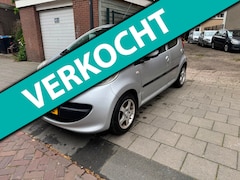 Peugeot 107 - 1.0-12V XS Benzine Handgeschakeld 5deurs Rijdt schakelt top