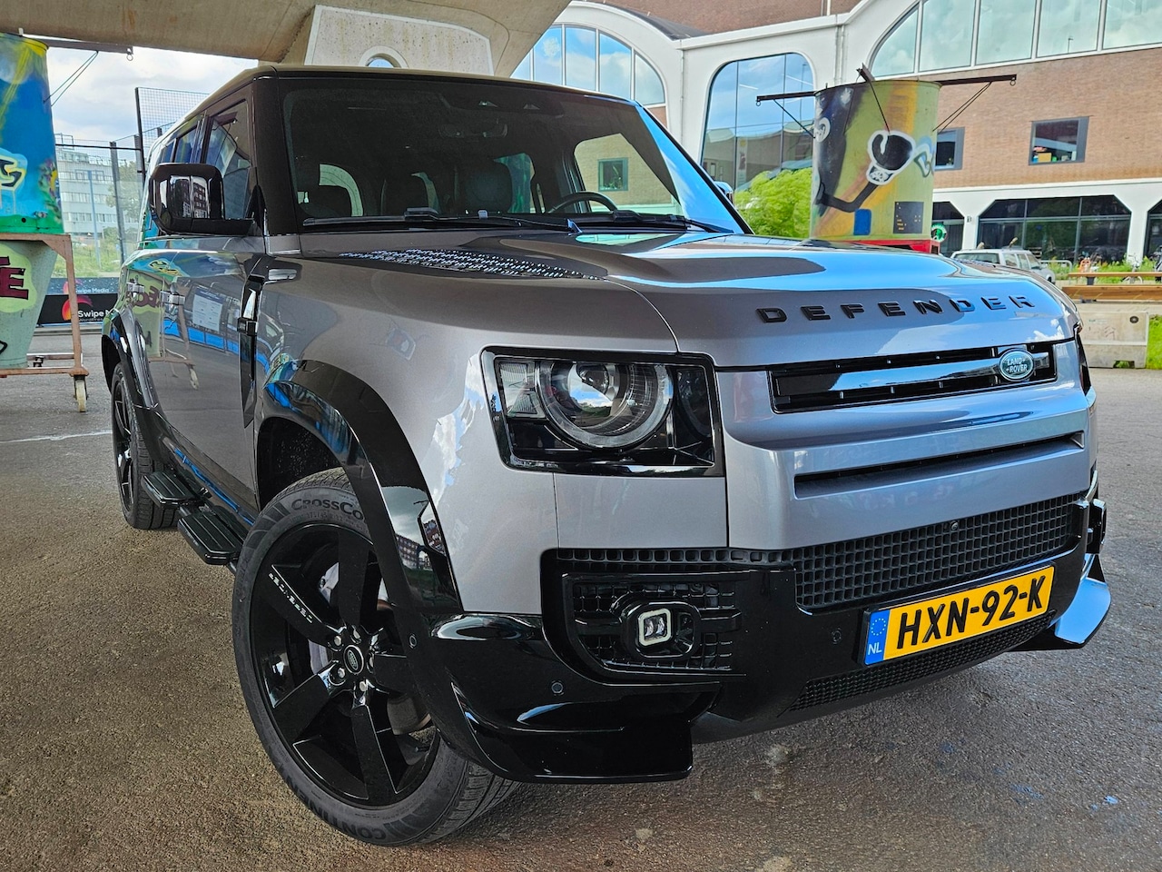 Land Rover Defender 110 - 2.0 P400e Hunters Prestige black pack - AutoWereld.nl