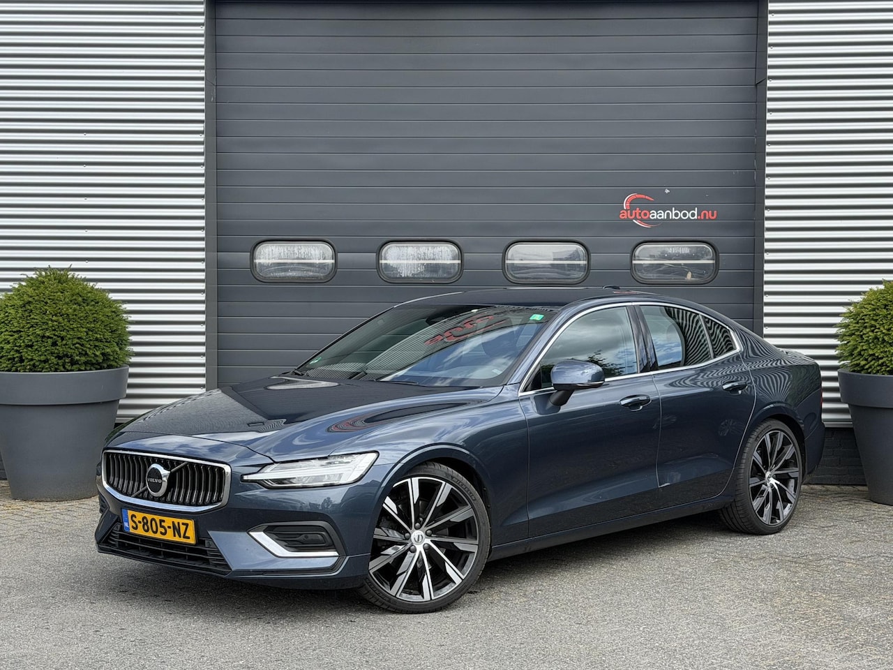 Volvo S60 - 2.0 B4 Plus Bright | Camera | Navigatie | 20 Inch Lichtmetalen Velgen | DAB | LED | - AutoWereld.nl