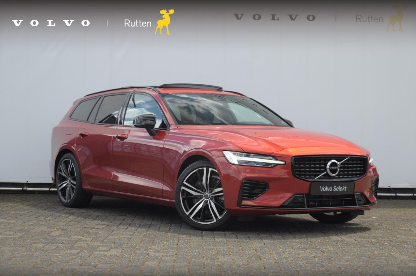 Volvo V60 - T6 350PK Automaat Recharge AWD R-Design Long Range / Panoramadak / Trekhaak / Harman Kardo - AutoWereld.nl