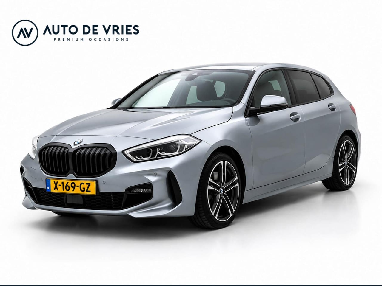 BMW 1-serie - 118i Automaat M Sport | Sportstoelen | Carplay | 18" LMV | Trekhaak - AutoWereld.nl