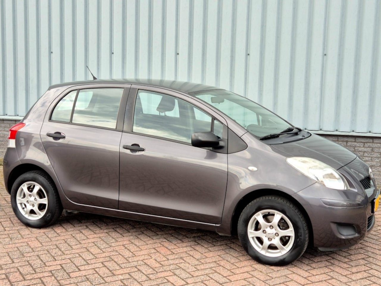 Toyota Yaris - 1.0 VVTi 4 Deurs NL auto 1e eigenaar Airco APK 2027 - AutoWereld.nl