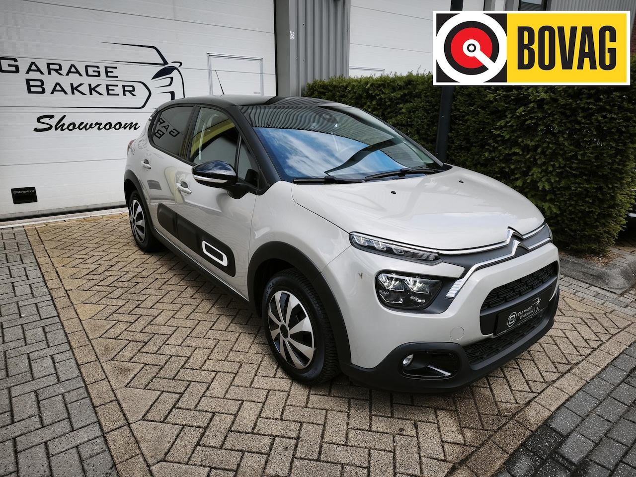 Citroën C3 - 1.2 PureTech Shine Airco Navi-Carplay Stoelverwarming Cruise-Control Led Bi-Tone - AutoWereld.nl