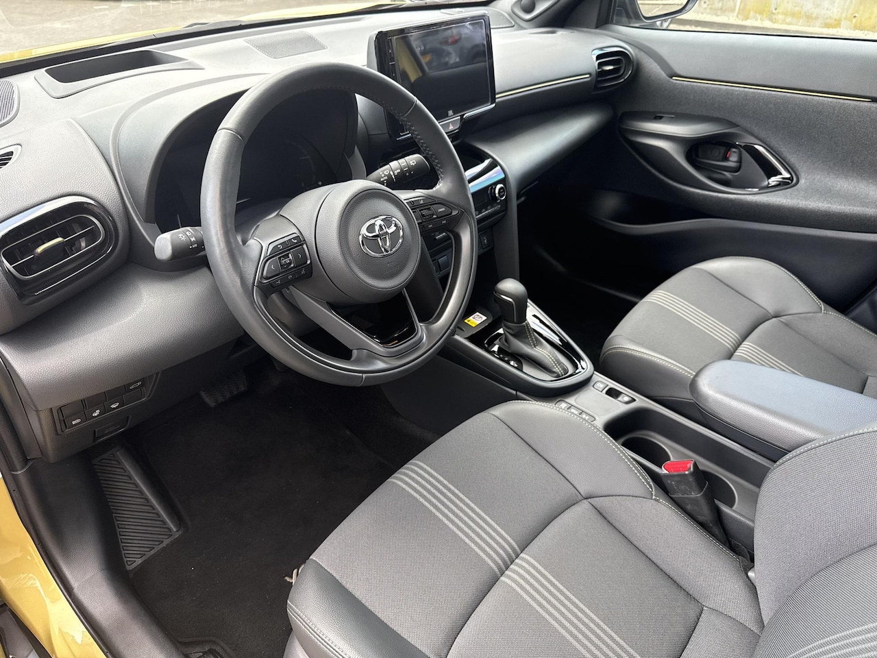 Toyota Yaris Cross - 1.5 Hybrid Launch Edition | Panoramadak | Navigatie | Treeplanken | Stoel en stuurverwarmi - AutoWereld.nl