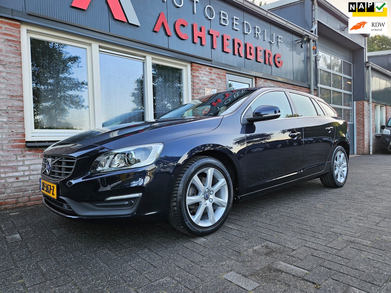 Volvo V60 - 1.5 T2 Nordic+ Automaat! Trekhaak! Xenon! NAP! PDC! Airco/Clima! Cruise Control! - AutoWereld.nl