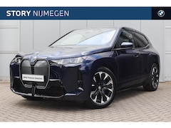 BMW iX - xDrive45 M Sport / Trekhaak / Panoramadak Sky Lounge / Comfort Access / Soft-Close / Adapt