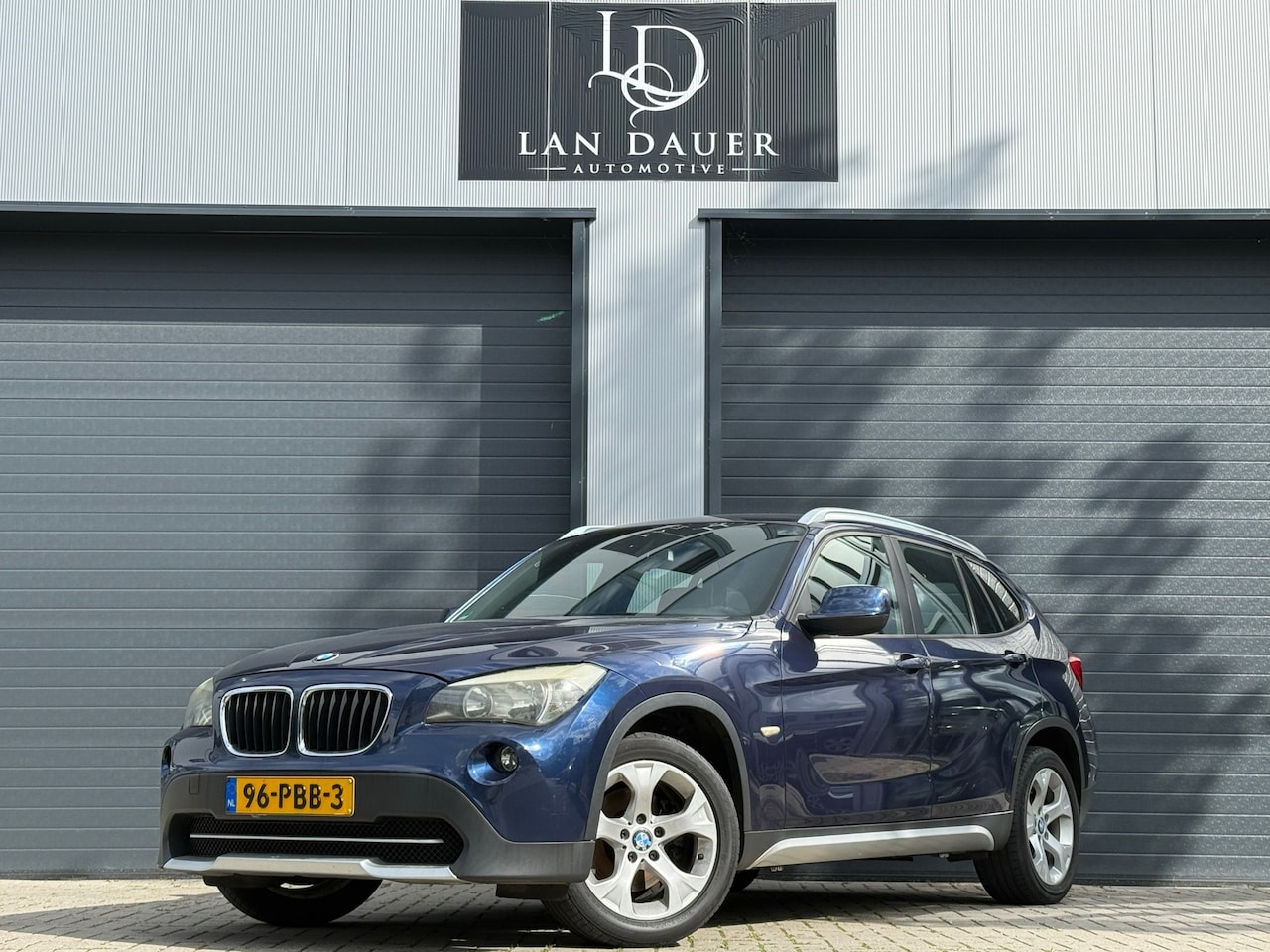BMW X1 - SDrive18i Executive / LAGE KM / PDC / AIRCO / NAVI - AutoWereld.nl