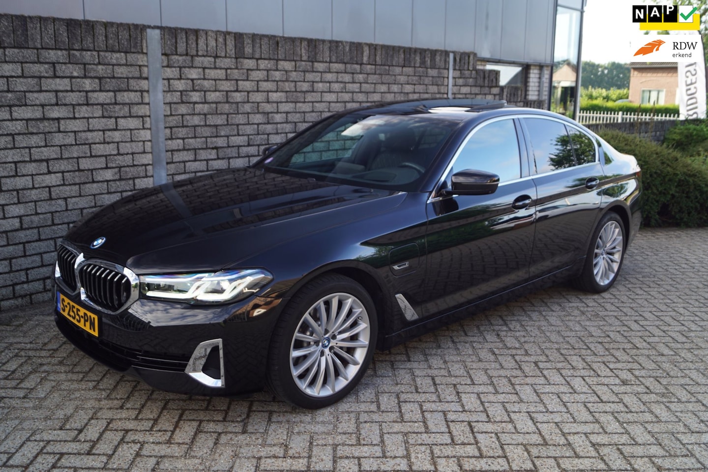 BMW 5-serie - 530e Business Edition Plus Autom Schuifdak Luxe Leder Adaptieve Cruise Softclose Head-Up N - AutoWereld.nl