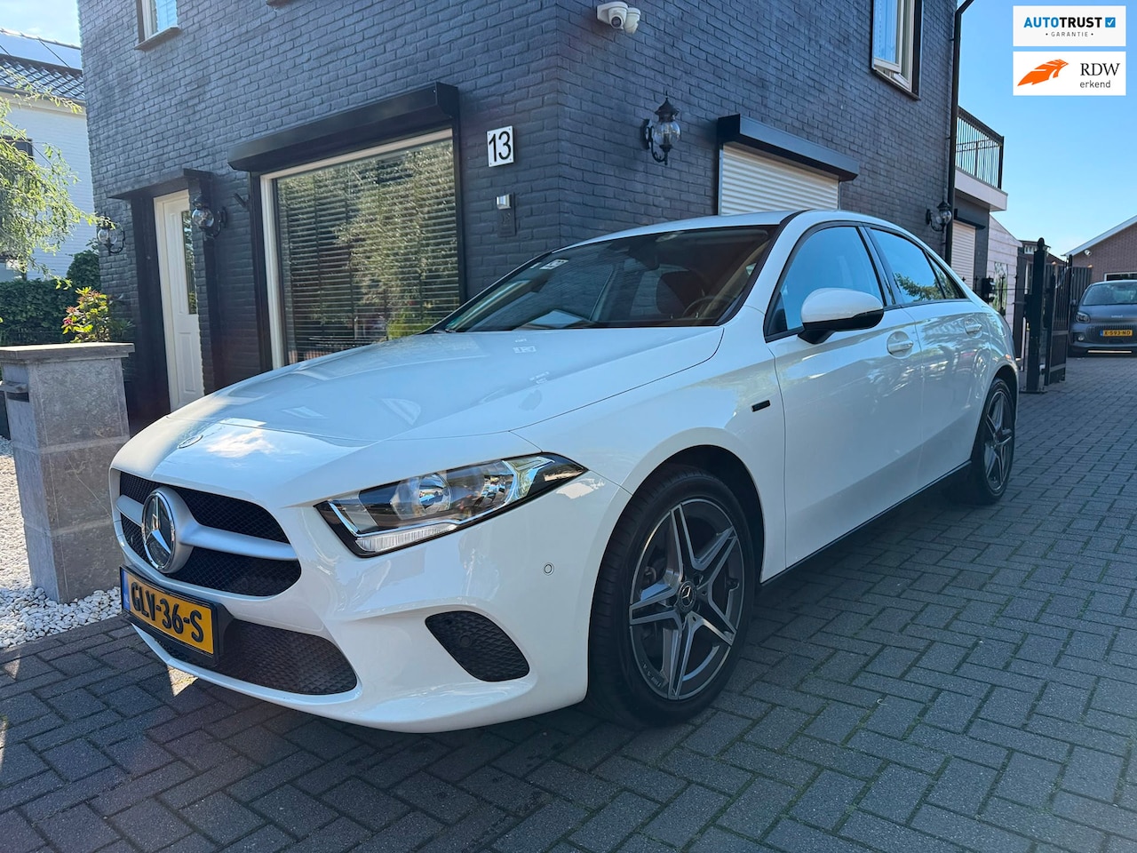 Mercedes-Benz A-klasse - 250 e /Cruise /18 inch AMG /Navigatie /Stoelverwarming - AutoWereld.nl
