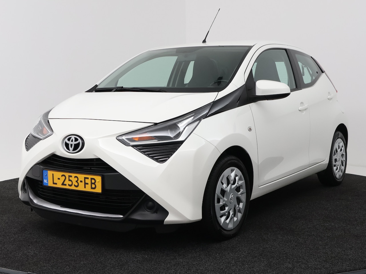 Toyota Aygo - 1.0 VVT-i x-play | Apple CarPlay / Android Auto (Navigatie) | Airco | Camera | - AutoWereld.nl