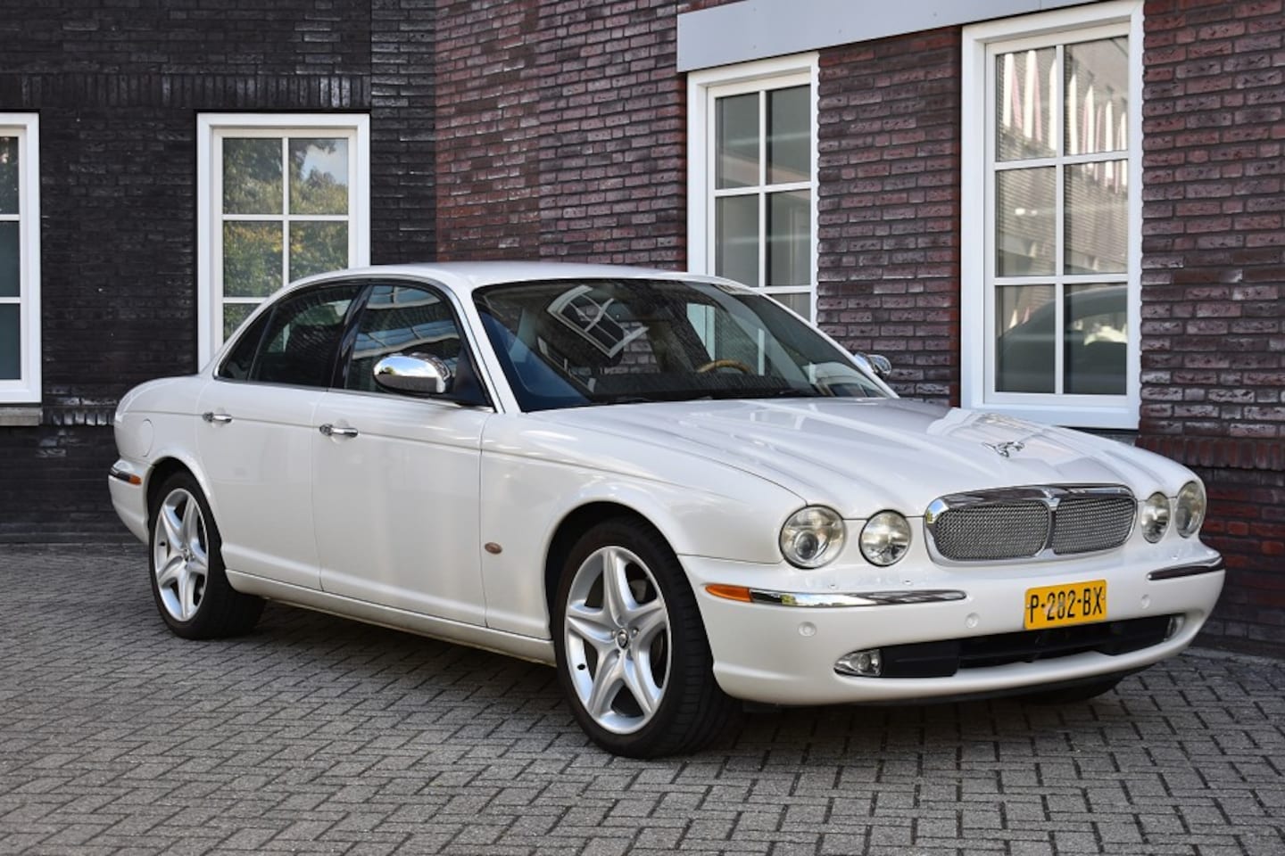 Jaguar XJ - 4.2 V8 - Uniek - Nieuwstaat! Wij zijn op afspraak geopend! Graag bellen voor uw komst. - AutoWereld.nl