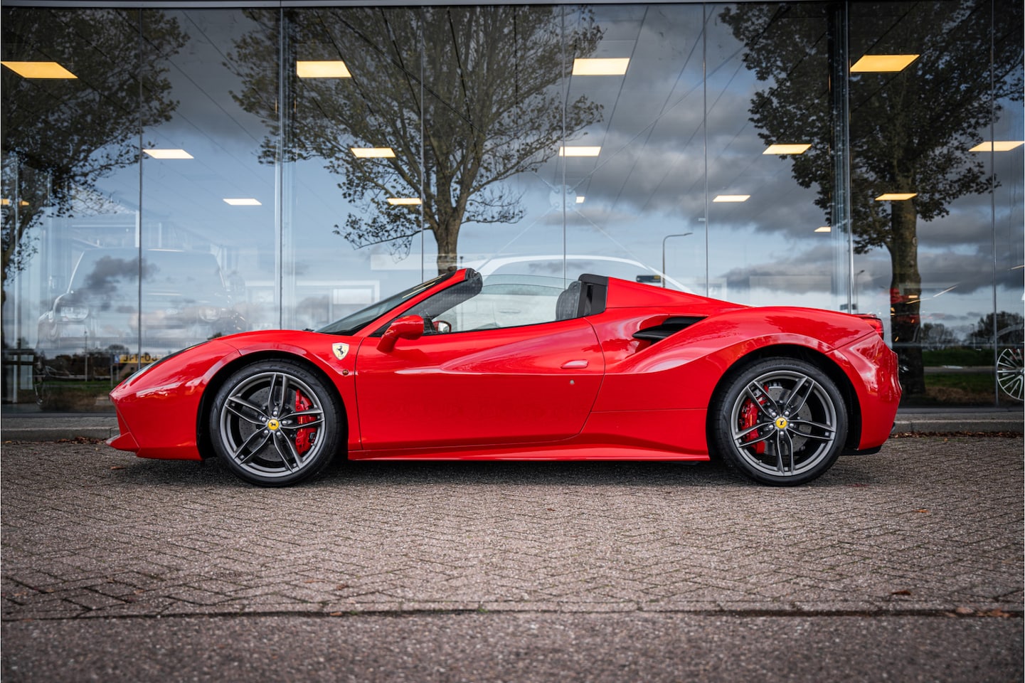 Ferrari 488 - 3.9 Spider HELE ** NL geleverd ** Atelier ** Carbon ** Titanium Exhaust ** 360 Camera ** S - AutoWereld.nl