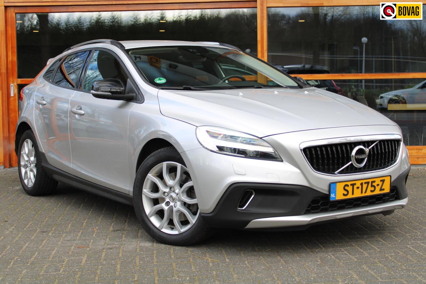 Volvo V40 Cross Country - T3 Geartronic | Trekhaak 1500 kg | Standkachel | Volvo On Call | Camera - AutoWereld.nl