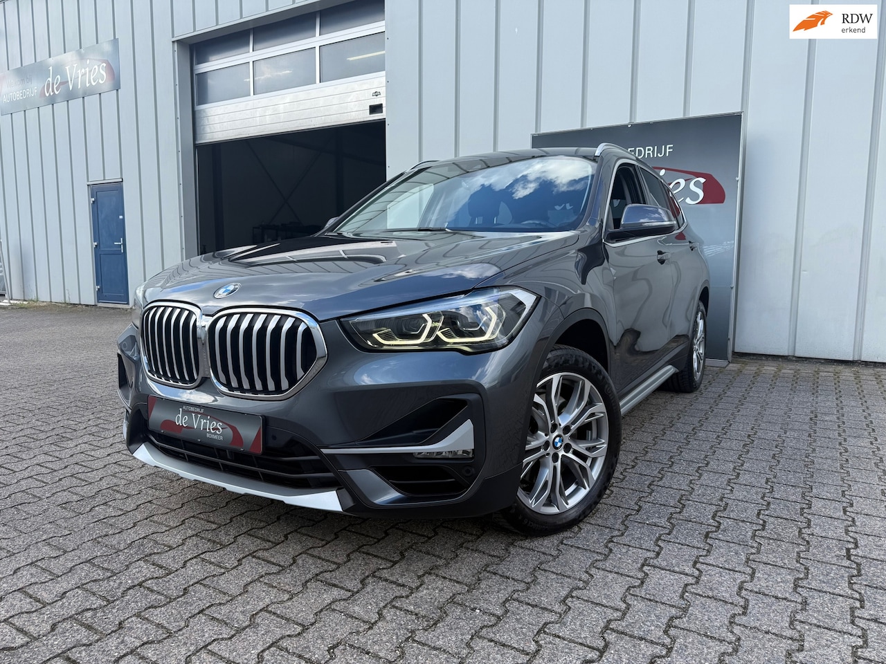 BMW X1 - XDrive20i High Executive / Airco / Navi / Cruise control / Achteruitrij camera / Afneembar - AutoWereld.nl