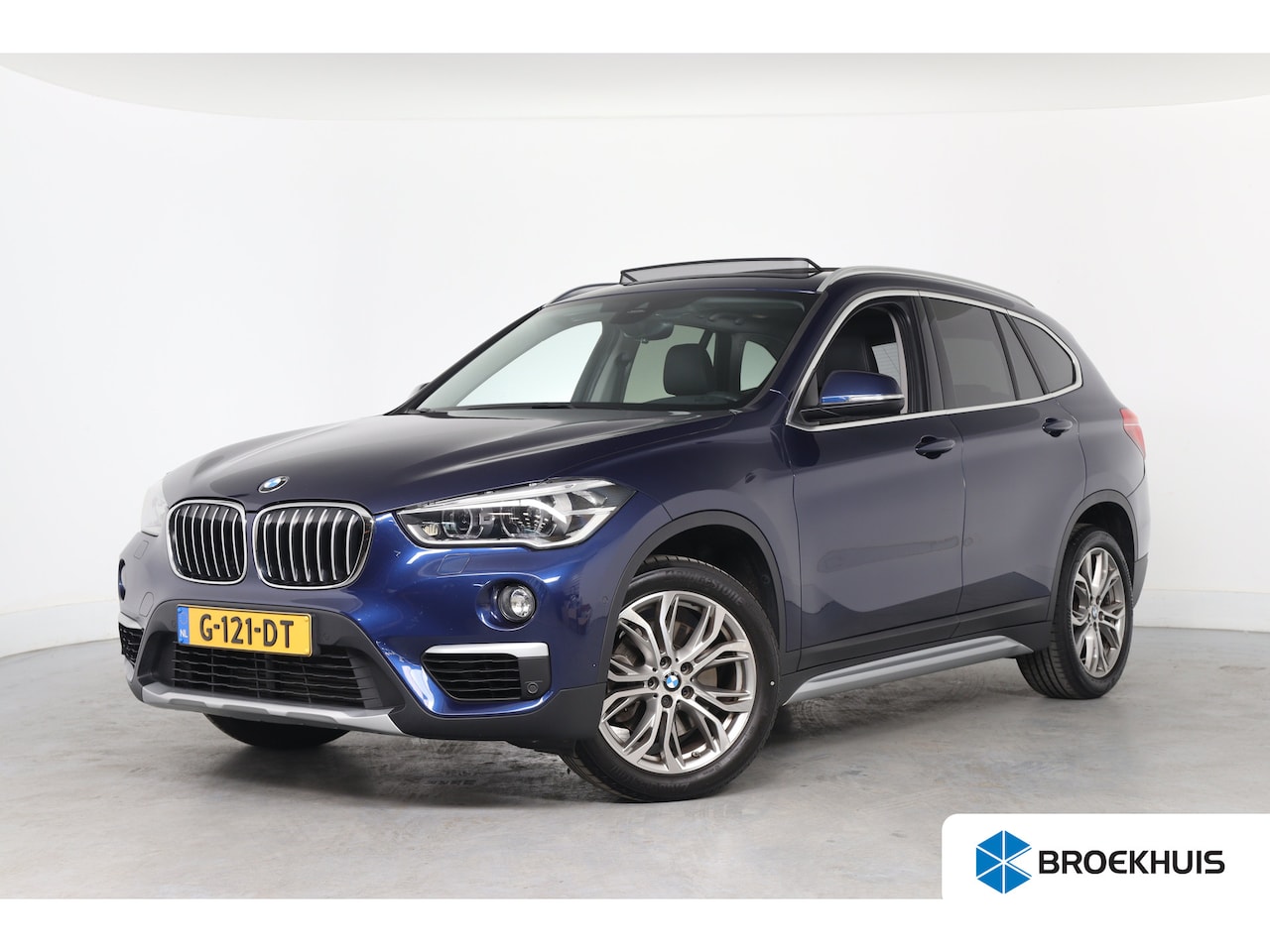 BMW X1 - xDrive20i High Executive | Dealer Onderhouden! | Open Dak | Trekhaak | Sportstoelen | HUD - AutoWereld.nl