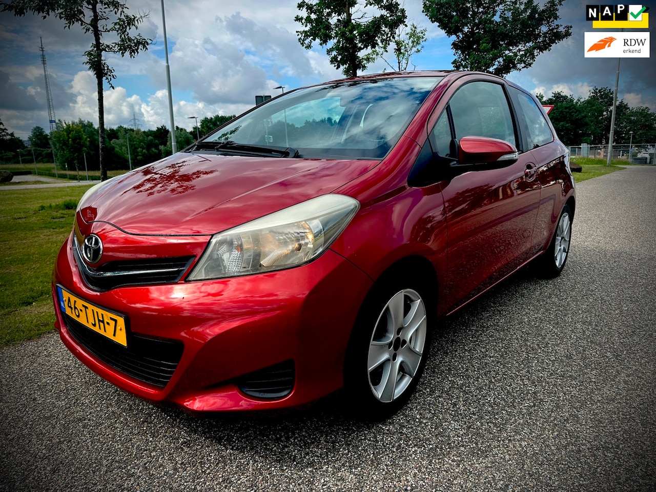 Toyota Yaris - 1.3 VVT-i Aspiration 1.3 VVT-i Aspiration, airco, trekhaak, camera, tweede eigenaar!! - AutoWereld.nl