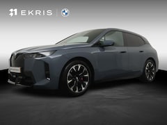 BMW iX - xDrive45 101 kWh | M Sport Pro | Trekhaak | 21" | Driving Assistant Professional | Stuurve