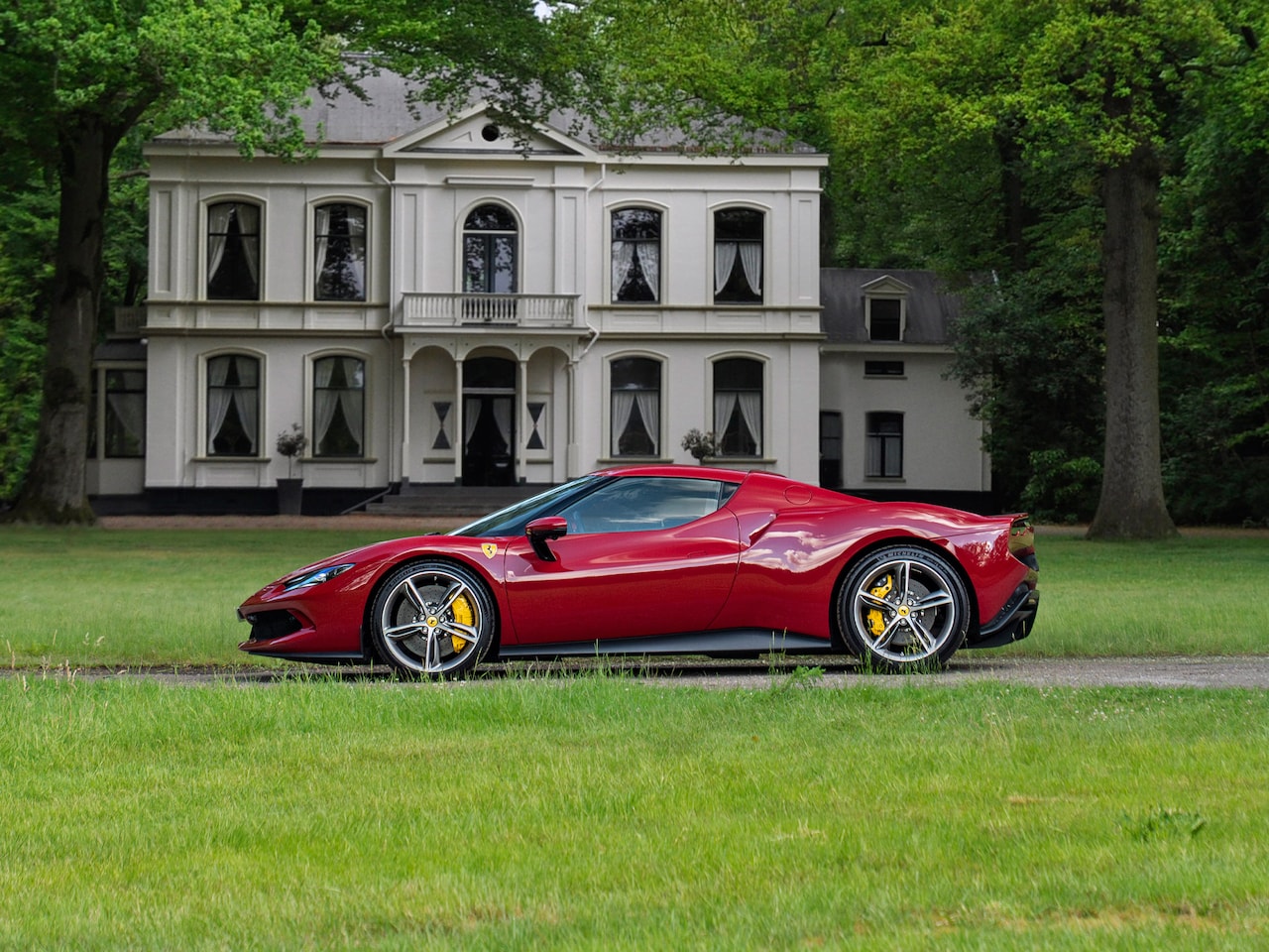 Ferrari 296 GTB - 3.0 V6 | Rosso Mugello | Daytona Racing Seats | Lift | Pass. Display | JBL - AutoWereld.nl