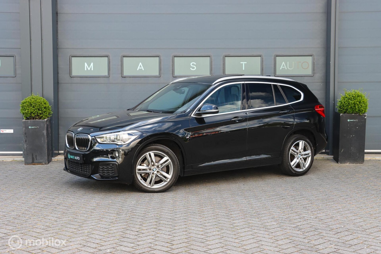 BMW X1 - sDrive20i High Executive|M-Sport|HEAD-UP|LED|PANO|NAP - AutoWereld.nl
