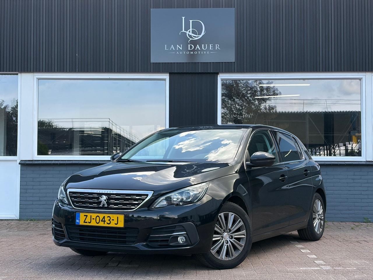 Peugeot 308 - 1.2 PureTech Premium / Pano / Riem is Vervangen - AutoWereld.nl