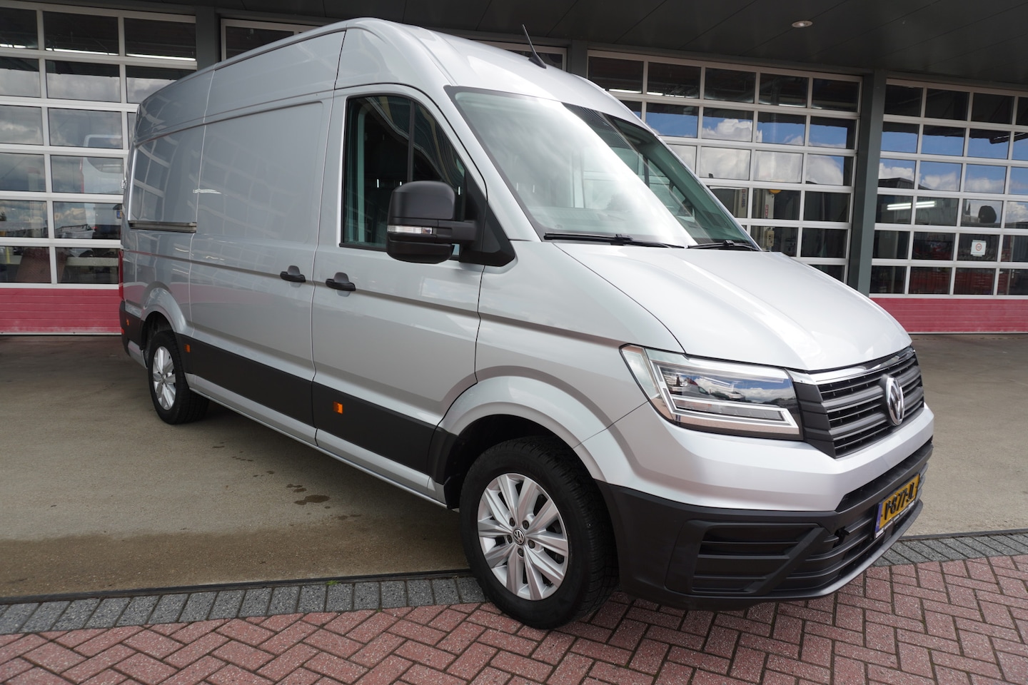 Volkswagen Crafter - 35 2.0 TDI 141PK L3H3 nr.V190 | Climate | Cruise | Trekhaak - AutoWereld.nl