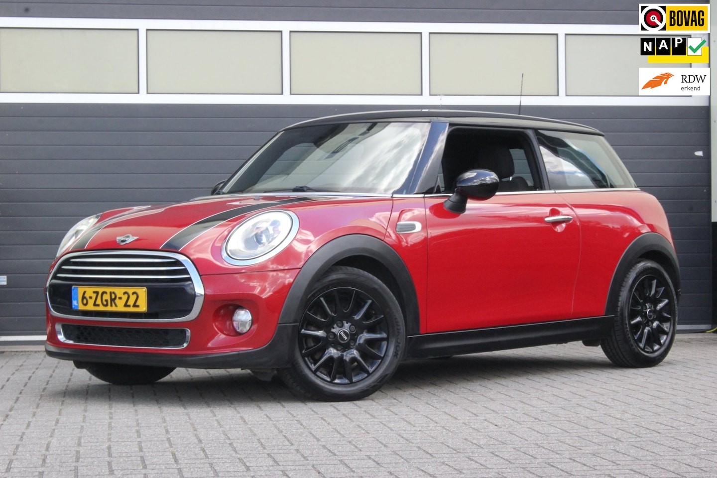 MINI 3-Deurs - 1.5 Cooper Pepper blazing-red metallic - AutoWereld.nl