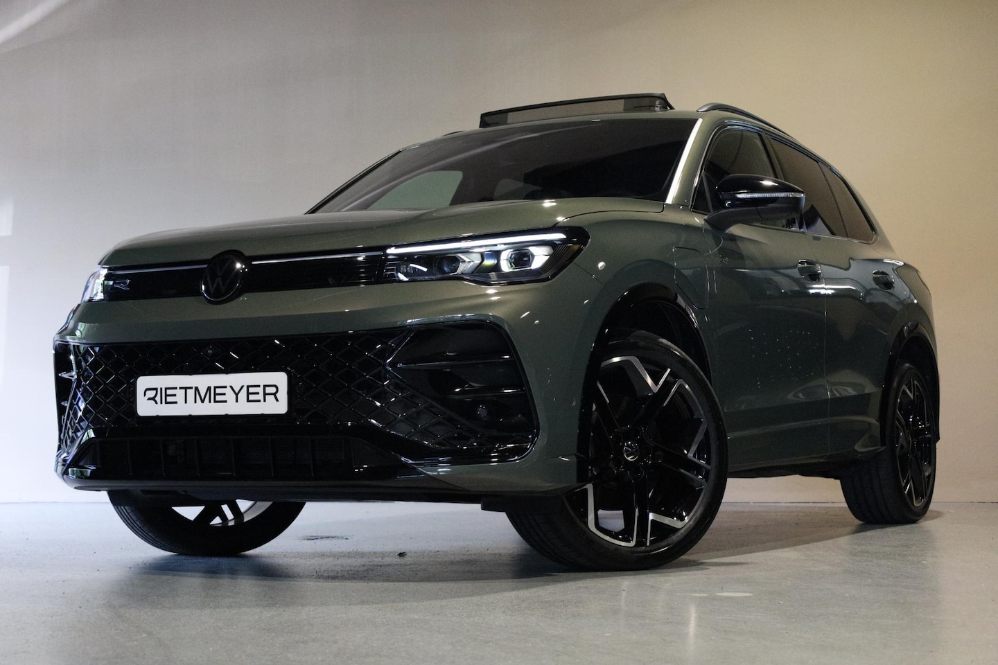 Volkswagen Tiguan - 1.5 eHybrid R-Line Edition |272 pk |Pano |Leder int. |Harman Kardon |Trekhaak |Stoel verko - AutoWereld.nl