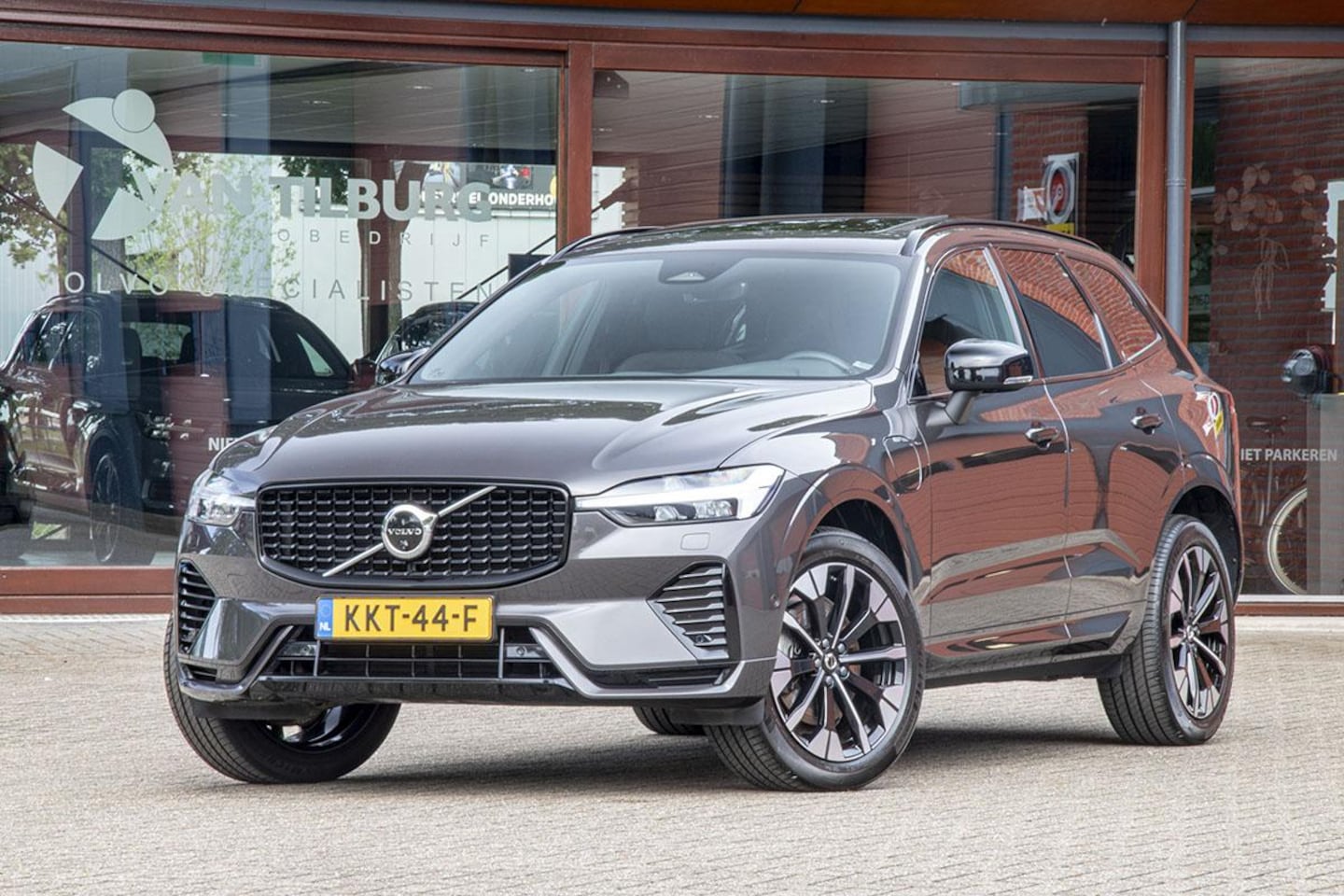 Volvo XC60 - 2.0 T8 PLUG-IN HYBRID AWD R-DESIGN - AutoWereld.nl